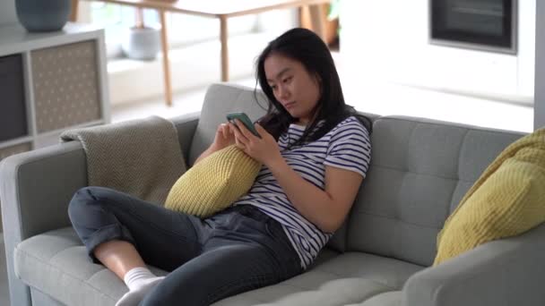 조심성 아시아 거실에 전화로 쇼핑을 낙관적 스마트폰으로 — 비디오