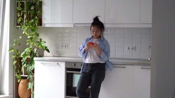 Positiv Bekymringsløs Asiatisk Kvinne Som Ler Telefonen Med Venner Fra – stockvideo