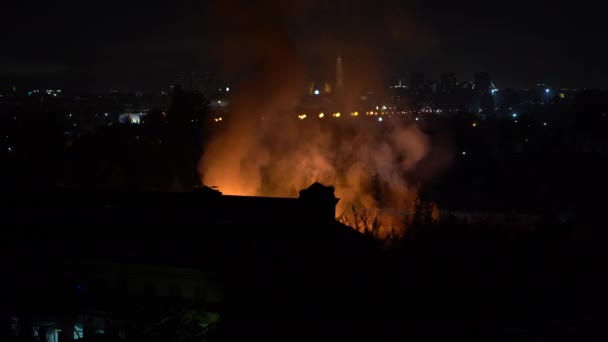 Noci Městě Hoří Oranžové Plameny Těžký Kouř Vytékající Hořícího Poškozeného — Stock video