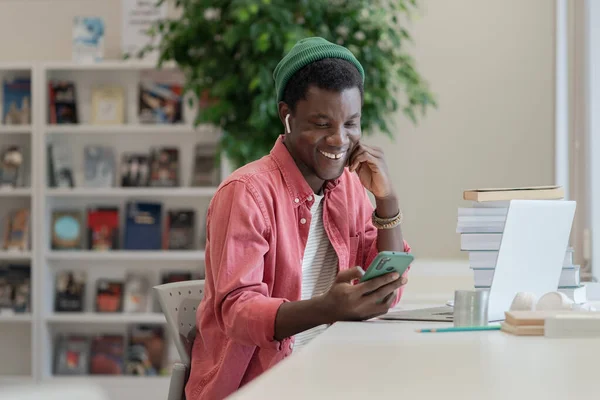 Heureux Étudiant Afro Américain Utilisant Appareil Mobile Tout Étudiant Bibliothèque — Photo