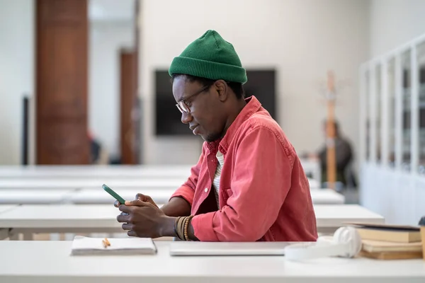 Tersenyum Pria Kulit Hitam Menggunakan Smartphone Duduk Perpustakaan Bahagia Afrika — Stok Foto