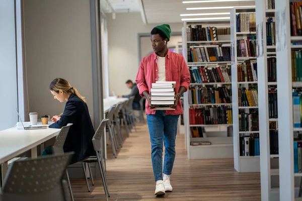 Книжный Червь Полная Длина Афроамериканского Студента Идущего Книгами Через Библиотеку — стоковое фото