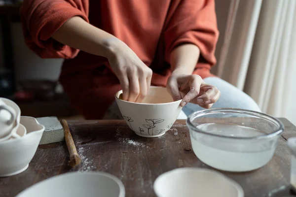 Closeup Craftswoman Hand Working Art Workshop Decorating Plates Made Pure — Stock Photo, Image