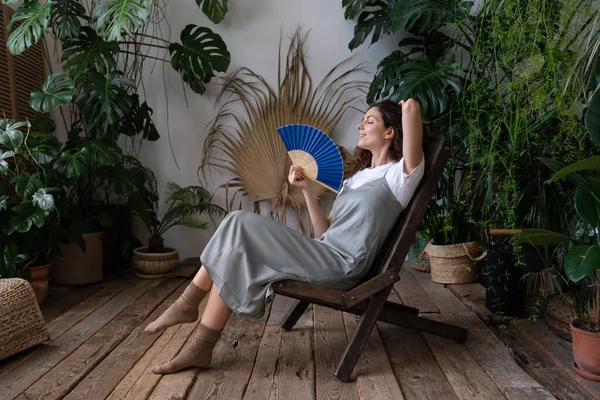 Tropische Indoor Oase Junge Entspannte Verträumte Frau Mit Papierventilator Während — Stockfoto