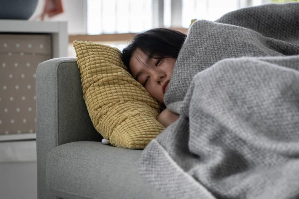 Mulher Asiática Doente Dormindo Descansando Sofá Sob Cobertor Casa Recuperando — Fotografia de Stock