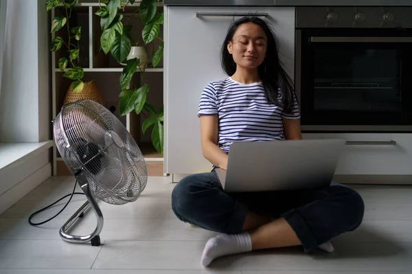 Tevreden Tevreden Aziatische Vrouw Zitten Met Laptop Vloer Geblazen Door — Stockfoto