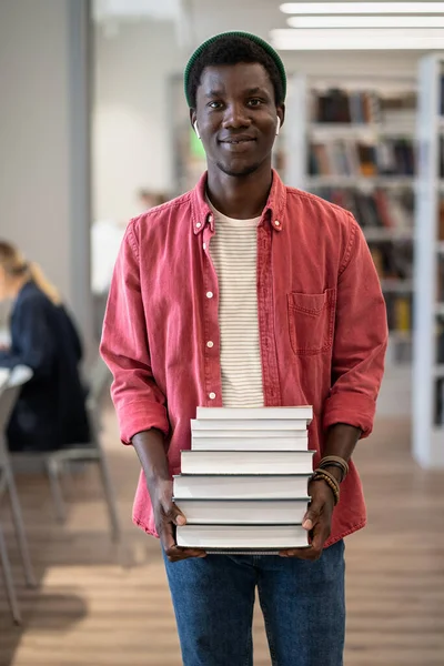 Porträt Eines Fröhlichen Afroamerikanischen Studenten Mit Einem Stapel Bücher Der — Stockfoto