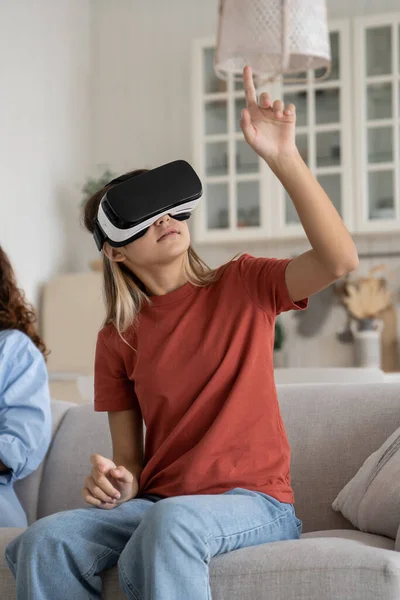 Mulher Velha Nos 360 Vê óculos De Realidade Virtual Jogando O Jogo