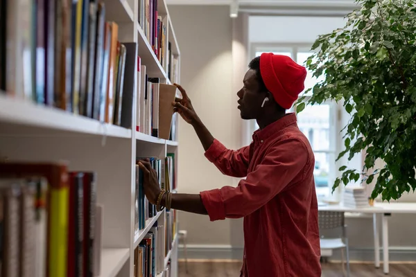 Одаренный Афроамериканец Изучает Изучение Литературы Изучает Книжные Полки Университетской Библиотеке — стоковое фото