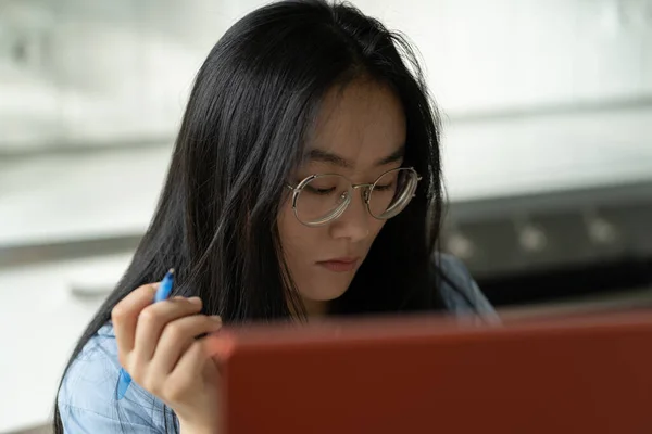 Detailní Záběr Koncentrované Vážné Asijské Studentky Brýlemi Zůstat Soustředěný Při — Stock fotografie