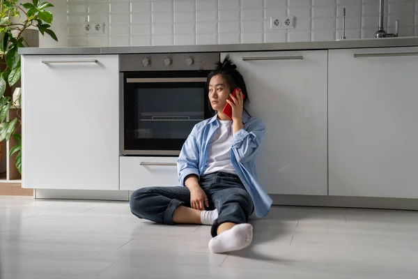 Ongelukkig Bezorgd Aziatische Jonge Vrouw Voelt Zich Depressief Denken Van — Stockfoto