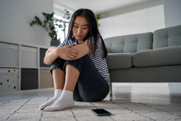 Unzufriedene Asiatische Frau Denken Über Probleme Blicke Auf Handy Warten — Stockfoto