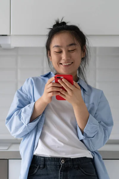 Соціальні Медіа Емоційне Благополуччя Щаслива Дівчина Азії Яка Дивиться Смартфон — стокове фото
