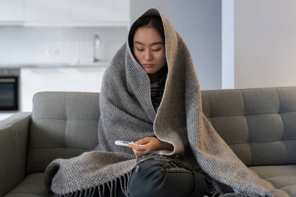 Unzufriedene Junge Asiatinnen Warmem Karo Halten Das Fieber Thermometer Hause — Stockfoto