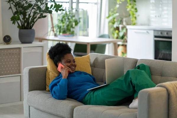 Mulher Afro Americana Sorridente Alegre Relaxante Deitado Sofá Com Laptop — Fotografia de Stock