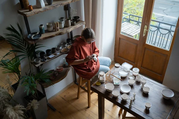 Nadšená Kreativní Keramická Žena Sedí Stolu Pokrývá Přírodní Jílové Pokrmy — Stock fotografie