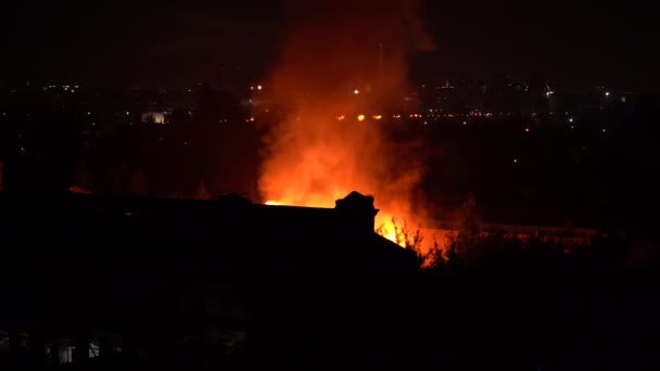 Gebouwd Brand Nachts Stad Oranje Vlammen Zware Rook Stromen Nachts — Stockvideo