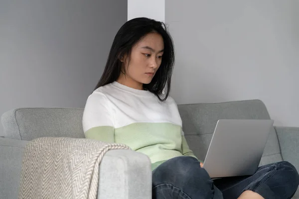 Konzentrierte Junge Asiatische Freiberuflerin Die Laptop Arbeitet Sitzt Hause Auf — Stockfoto