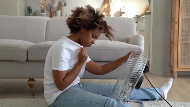 Chica Afroamericana Milenaria Sentada Suelo Sala Estar Sintiendo Calor Durante — Vídeos de Stock