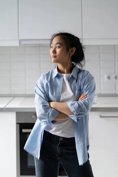 Αυτοπεποίθηση Φως Ασιατική Γυναίκα Στέκεται Στο Σπίτι Χέρια Σταυρωμένα Κοιτάζοντας — Φωτογραφία Αρχείου