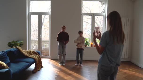 Кращі Шкільні Друзі Вивчають Тенденцію Вірусного Танцю Соціальних Медіа Приміщенні — стокове відео
