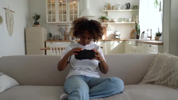 Erfarenhet Nyfiken Upphetsad Ung Afrikansk Kvinna Som Håller Moderna Glasögon — Stockvideo