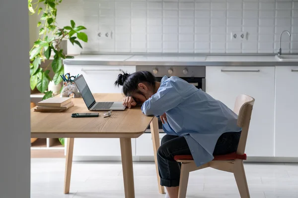 Müde Asiatische Freiberuflerin War Erschöpft Von Harter Arbeit Laptop Mittagsschlaf — Stockfoto
