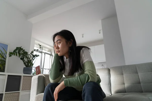 Unmotiviert Sitzt Die Nachdenkliche Asiatische Studentin Auf Der Couch Und — Stockfoto