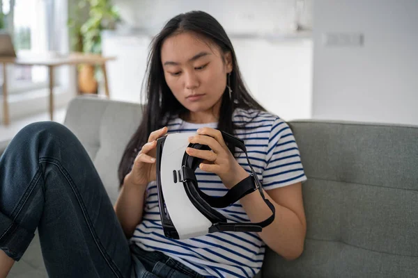 Mulher Chinesa Focada Senta Sofá Considera Óculos Realidade Virtual Para — Fotografia de Stock