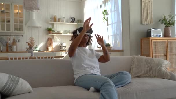 Ung Upphetsad Afroamerikansk Flicka Headset Njuter Virtuell Verklighet Erfarenhet Medan — Stockvideo