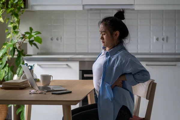 Ungesunde Asiatinnen Die Unter Rückenschmerzen Leiden Während Sie Mit Laptop — Stockfoto