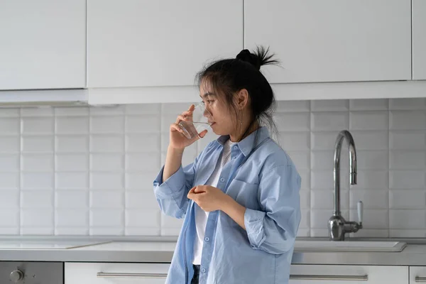 Enferma Joven Asiática Enferma Bebiendo Agua Para Prevenir Pérdida Líquidos —  Fotos de Stock