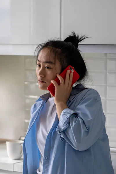 Responsive Συμπονετική Κινεζική Κορίτσι Στέκεται Κινητό Τηλέφωνο Έχει Μιλήσει Φίλος — Φωτογραφία Αρχείου