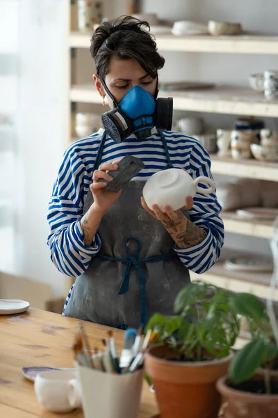 Koncentrerad Ung Kvinna Professionell Keramik Hantverkare Arbete Studio Småföretagare Keramik — Stockfoto