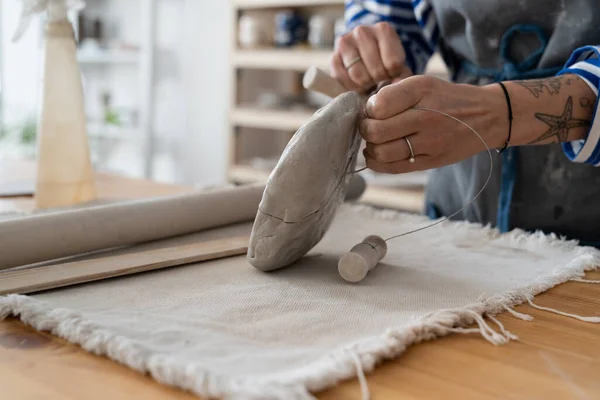 陶瓷陶器工作室 年轻的女工匠在车间用绳子切割粘土 波特雕塑家在课堂上或手工制作的厨房用具上准备陶器设备 在零售店销售 — 图库照片