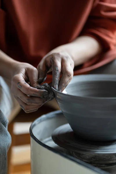 Artisan Woman Hands Shaping Deep Plate Made Natural Clay Placed — Stock Photo, Image
