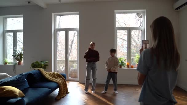 Utalentowane Dzieci Gen Nauczył Się Tańca Trendu Dla Wirusowej Aplikacji — Wideo stockowe