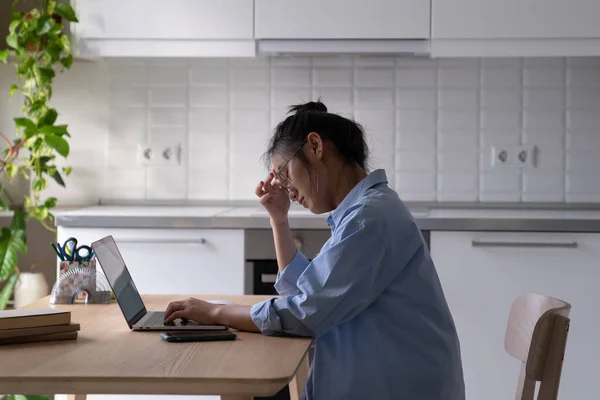 Bezorgd Aziatische Vrouw Huisvrouw Kijken Naar Laptop Scherm Analyseren Van — Stockfoto
