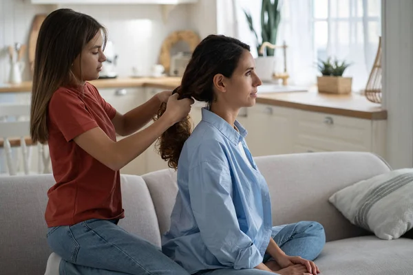 Family Time Pre Teen Girl Daughter Braiding Mothers Long Wavy — Foto Stock