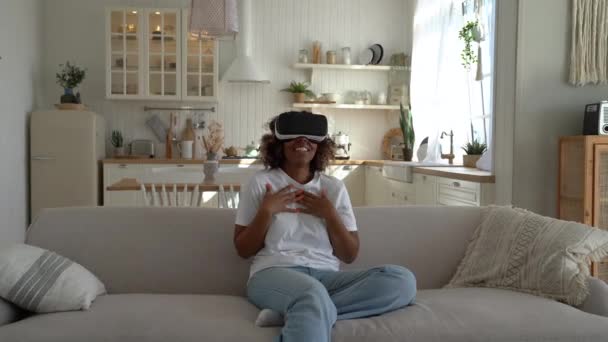 Jovem Negra Alegre Usando Óculos Realidade Virtual Modernos Rindo Enquanto — Vídeo de Stock