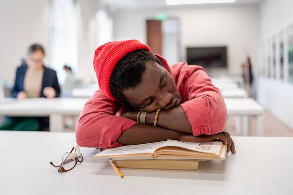 Luie Afrikaanse Mannelijke Student Die Tijdens Studie Slaap Valt Zich — Stockfoto
