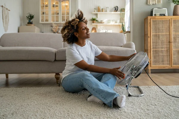 Staying Cool Air Conditioning Satisfied African American Woman Using Fan — Stockfoto