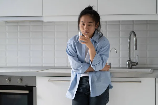 Müde Ungesunde Asiatin Die Hause Der Küche Steht Und Ein — Stockfoto