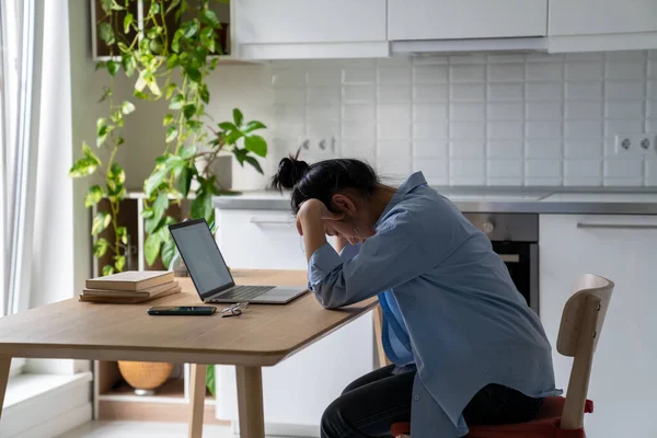 Utmattad Asiatisk Kvinna Overworked Genom Lång Arbetstid Eller Online Studera — Stockfoto