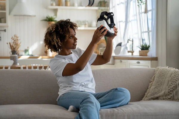 Eerste Ervaring Van Virtual Reality Jonge Afro Amerikaanse Vrouw Zit — Stockfoto