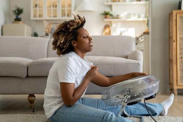 Millennial Afroamerikanerin Sitzt Bei Extremer Sommerhitze Auf Dem Boden Wohnzimmer — Stockfoto