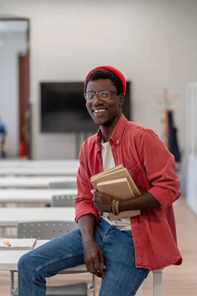 Educação Felicidade Retrato Jovem Alegre Estudante Universitário Cara Africano Feliz — Fotografia de Stock