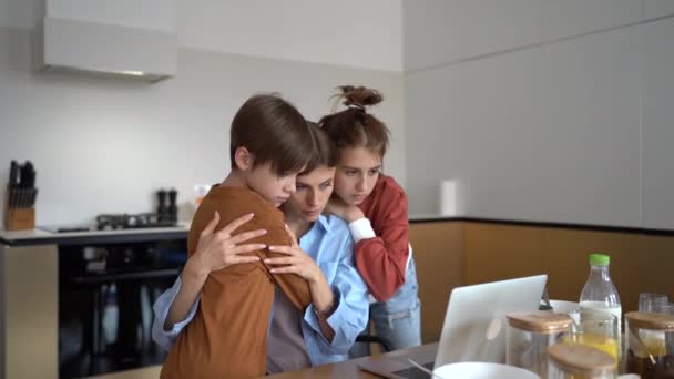 Mama Nefericită Caucaziană Doi Copii Îmbrățișează Timp Vorbesc Tata Online — Videoclip de stoc