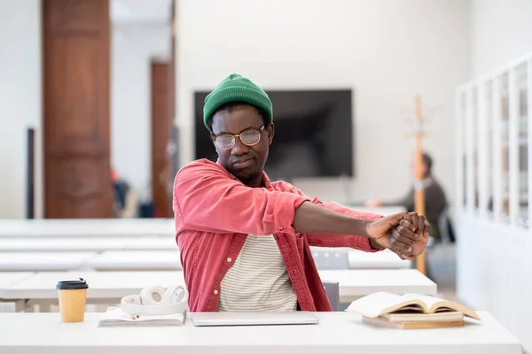 Tired Afroamerikanische Student Kerl Streckt Die Hände Entspannt Geist Und — Stockfoto
