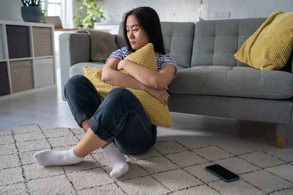 Overstuur Koreaans Meisje Voelt Eenzame Droefheid Lijden Aan Slechte Relatie — Stockfoto